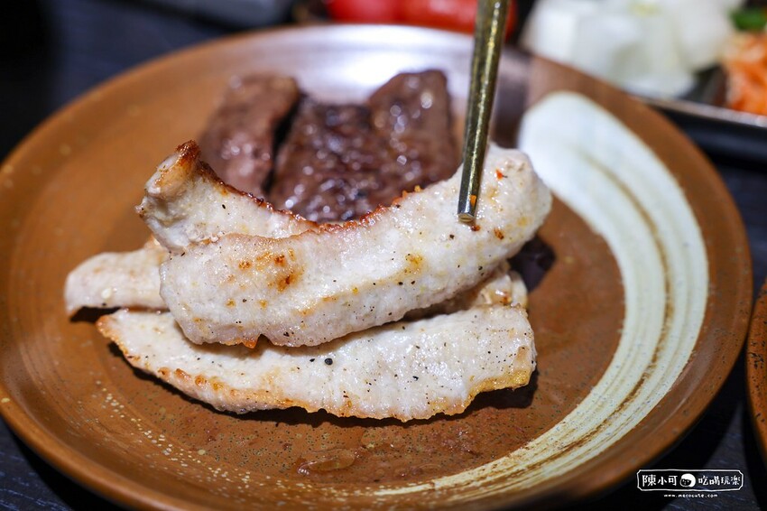 用餐時間沒預訂要排隊，台北超強炭火燒肉推薦，餐後甜點100分超強，桌邊服務懶人吃燒肉！
