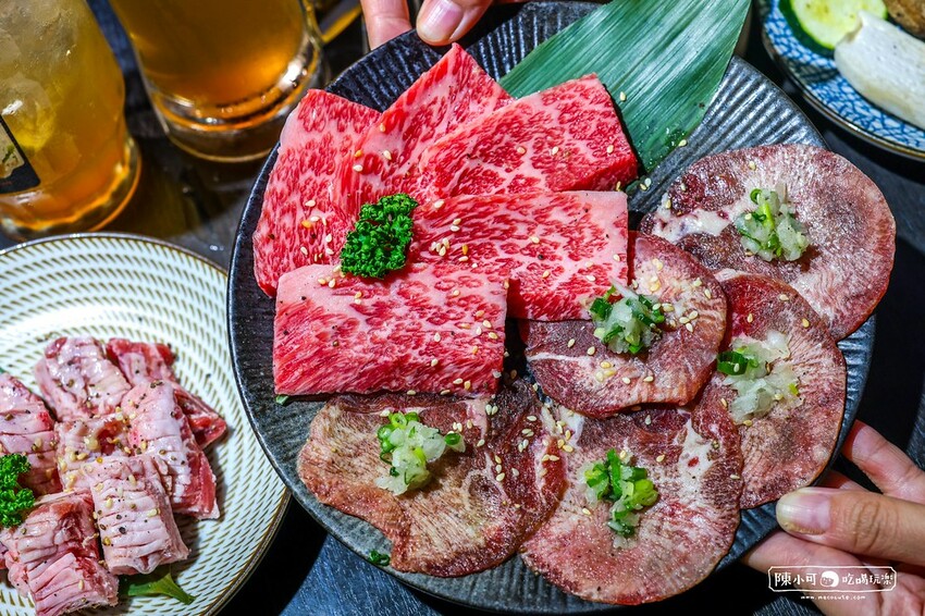 用餐時間沒預訂要排隊，台北超強炭火燒肉推薦，餐後甜點100分超強，桌邊服務懶人吃燒肉！