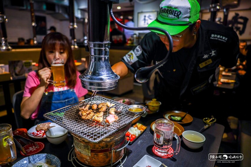 用餐時間沒預訂要排隊，台北超強炭火燒肉推薦，餐後甜點100分超強，桌邊服務懶人吃燒肉！