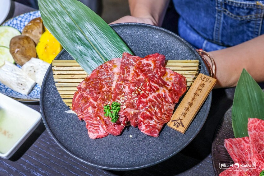 用餐時間沒預訂要排隊，台北超強炭火燒肉推薦，餐後甜點100分超強，桌邊服務懶人吃燒肉！