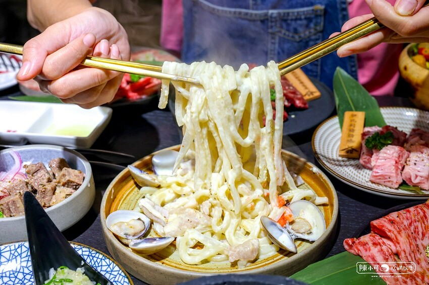 用餐時間沒預訂要排隊，台北超強炭火燒肉推薦，餐後甜點100分超強，桌邊服務懶人吃燒肉！