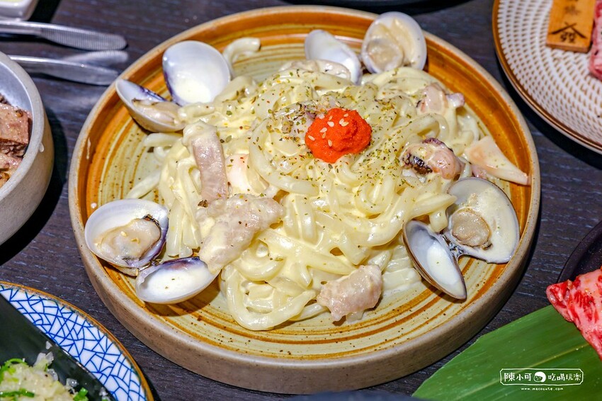 用餐時間沒預訂要排隊，台北超強炭火燒肉推薦，餐後甜點100分超強，桌邊服務懶人吃燒肉！