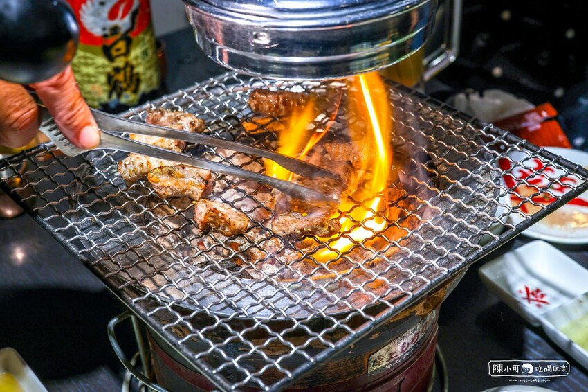 用餐時間沒預訂要排隊，台北超強炭火燒肉推薦，餐後甜點100分超強，桌邊服務懶人吃燒肉！