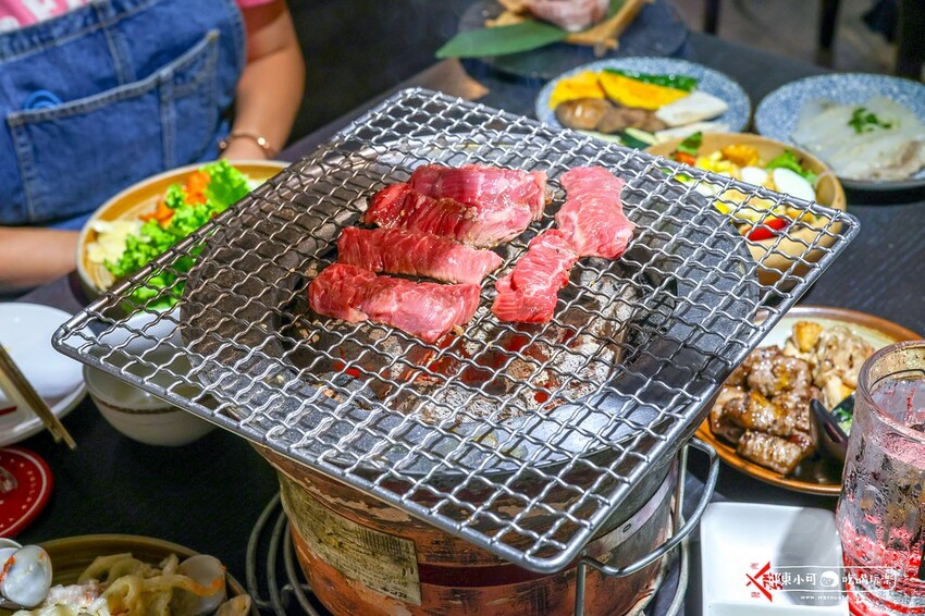 用餐時間沒預訂要排隊，台北超強炭火燒肉推薦，餐後甜點100分超強，桌邊服務懶人吃燒肉！