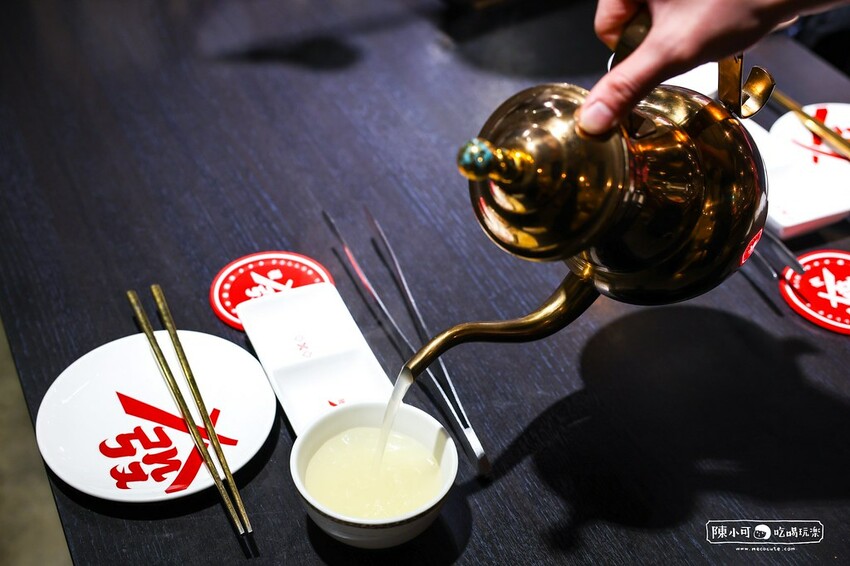 用餐時間沒預訂要排隊，台北超強炭火燒肉推薦，餐後甜點100分超強，桌邊服務懶人吃燒肉！