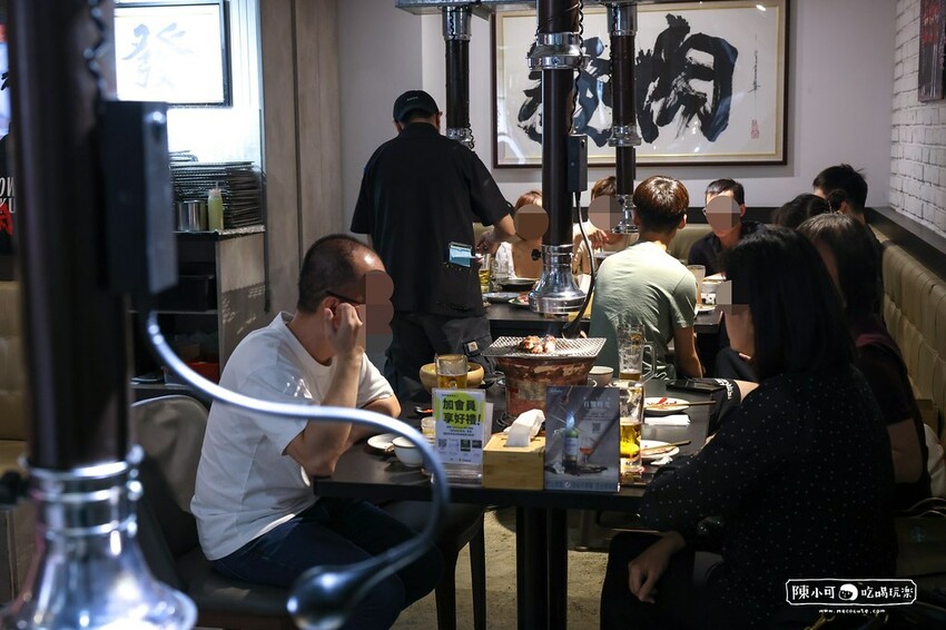 用餐時間沒預訂要排隊，台北超強炭火燒肉推薦，餐後甜點100分超強，桌邊服務懶人吃燒肉！