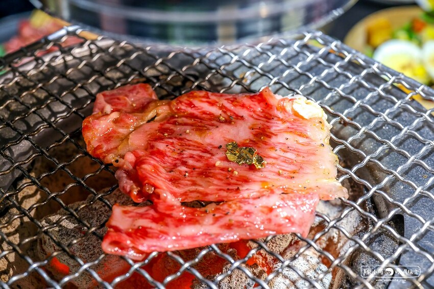 用餐時間沒預訂要排隊，台北超強炭火燒肉推薦，餐後甜點100分超強，桌邊服務懶人吃燒肉！