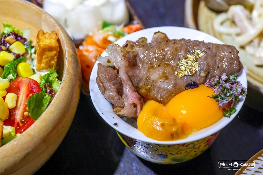 用餐時間沒預訂要排隊，台北超強炭火燒肉推薦，餐後甜點100分超強，桌邊服務懶人吃燒肉！