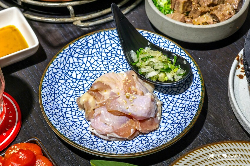 用餐時間沒預訂要排隊，台北超強炭火燒肉推薦，餐後甜點100分超強，桌邊服務懶人吃燒肉！