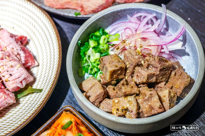 用餐時間沒預訂要排隊，台北超強炭火燒肉推薦，餐後甜點100分超強，桌邊服務懶人吃燒肉！