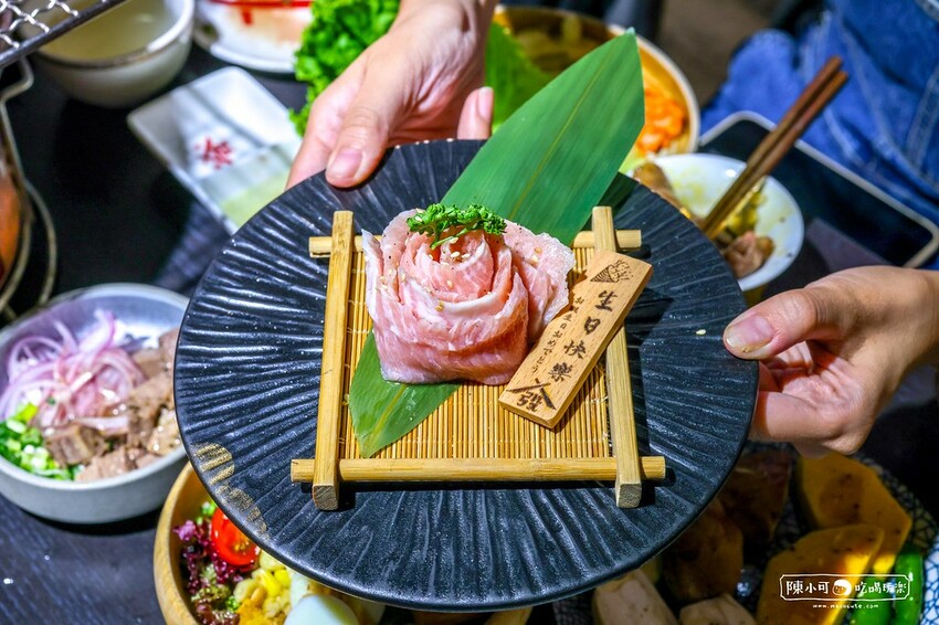 用餐時間沒預訂要排隊，台北超強炭火燒肉推薦，餐後甜點100分超強，桌邊服務懶人吃燒肉！