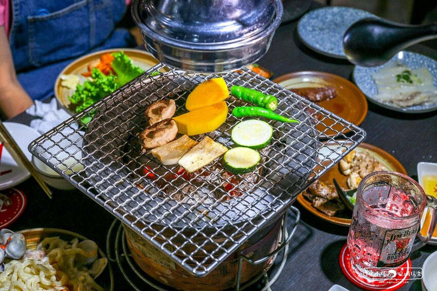 用餐時間沒預訂要排隊，台北超強炭火燒肉推薦，餐後甜點100分超強，桌邊服務懶人吃燒肉！