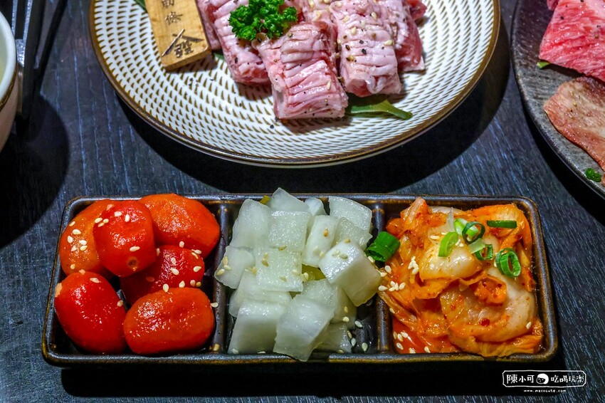 用餐時間沒預訂要排隊，台北超強炭火燒肉推薦，餐後甜點100分超強，桌邊服務懶人吃燒肉！