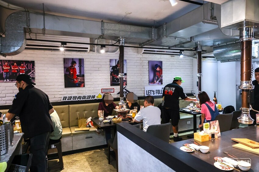 用餐時間沒預訂要排隊，台北超強炭火燒肉推薦，餐後甜點100分超強，桌邊服務懶人吃燒肉！