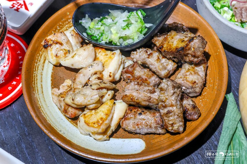 用餐時間沒預訂要排隊，台北超強炭火燒肉推薦，餐後甜點100分超強，桌邊服務懶人吃燒肉！