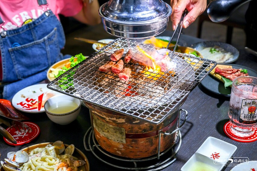 用餐時間沒預訂要排隊，台北超強炭火燒肉推薦，餐後甜點100分超強，桌邊服務懶人吃燒肉！