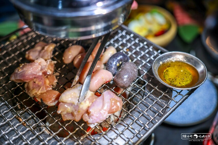 用餐時間沒預訂要排隊，台北超強炭火燒肉推薦，餐後甜點100分超強，桌邊服務懶人吃燒肉！