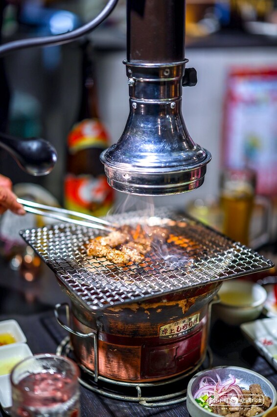 用餐時間沒預訂要排隊，台北超強炭火燒肉推薦，餐後甜點100分超強，桌邊服務懶人吃燒肉！