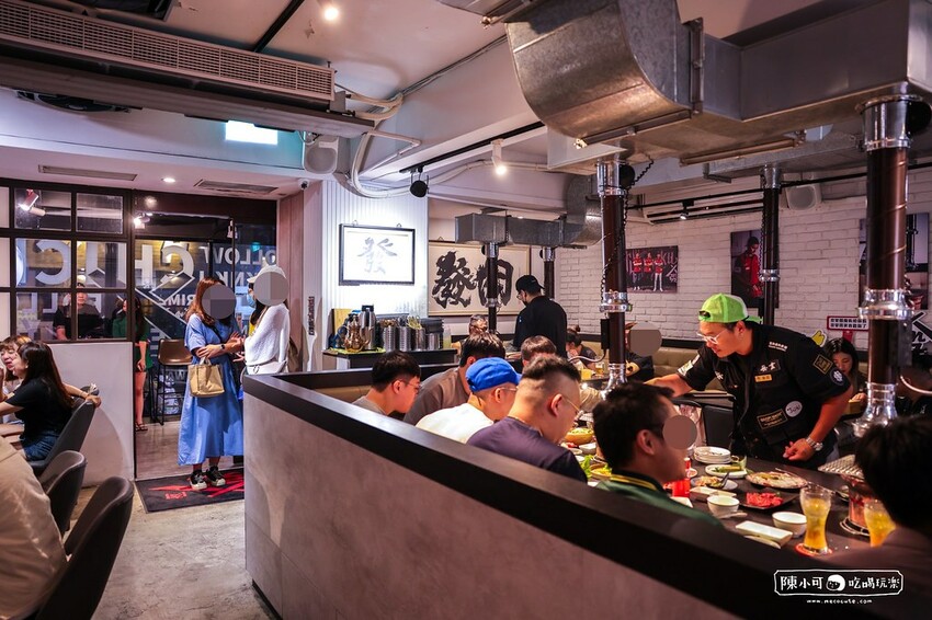 用餐時間沒預訂要排隊，台北超強炭火燒肉推薦，餐後甜點100分超強，桌邊服務懶人吃燒肉！