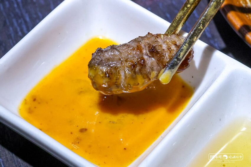 用餐時間沒預訂要排隊，台北超強炭火燒肉推薦，餐後甜點100分超強，桌邊服務懶人吃燒肉！