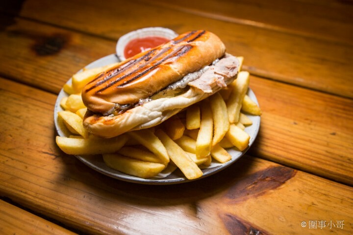 宜蘭蘇澳美食餐酒宵夜-港口小販port bistro，美味的餐點再加上讓人放鬆的環境，再來杯小酒就更完美啦！開車不喝酒喝酒不開車！ @圍事小哥的幸福相框