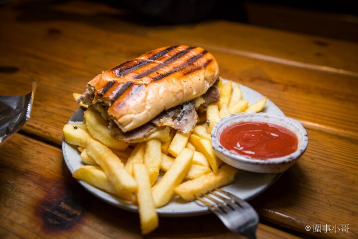 宜蘭蘇澳美食餐酒宵夜-港口小販port bistro，美味的餐點再加上讓人放鬆的環境，再來杯小酒就更完美啦！開車不喝酒喝酒不開車！ @圍事小哥的幸福相框