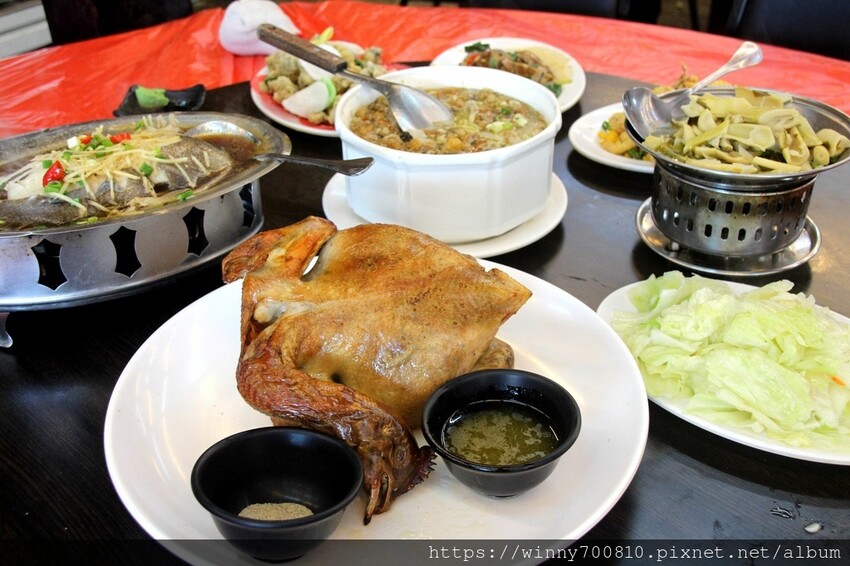 宜蘭縣五結鄉宜蘭/五結「百匯窯烤雞海鮮快炒餐廳」二連霸榮獲十大好食餐廳、評審米其林主廚江振誠、窯烤雞、五更腸旺！