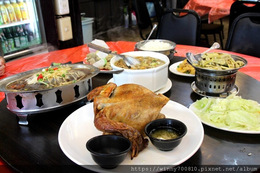 宜蘭縣五結鄉宜蘭/五結「百匯窯烤雞海鮮快炒餐廳」二連霸榮獲十大好食餐廳、評審米其林主廚江振誠、窯烤雞、五更腸旺！