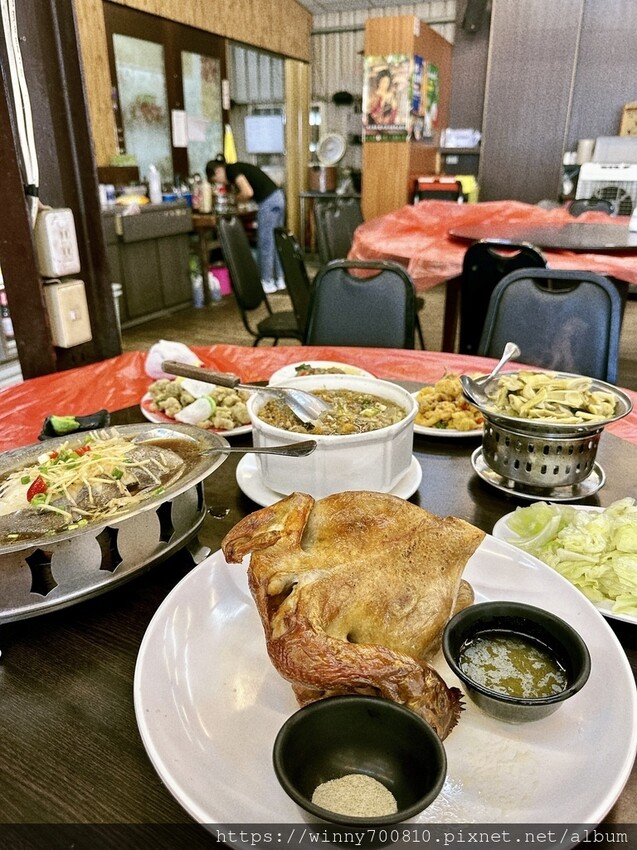 宜蘭縣五結鄉宜蘭/五結「百匯窯烤雞海鮮快炒餐廳」二連霸榮獲十大好食餐廳、評審米其林主廚江振誠、窯烤雞、五更腸旺！