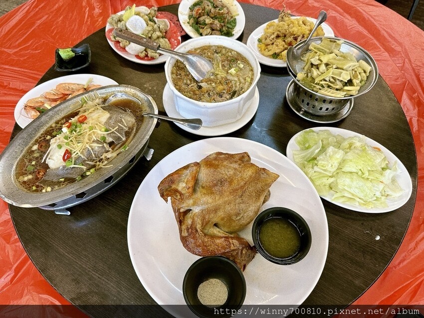 宜蘭縣五結鄉宜蘭/五結「百匯窯烤雞海鮮快炒餐廳」二連霸榮獲十大好食餐廳、評審米其林主廚江振誠、窯烤雞、五更腸旺！