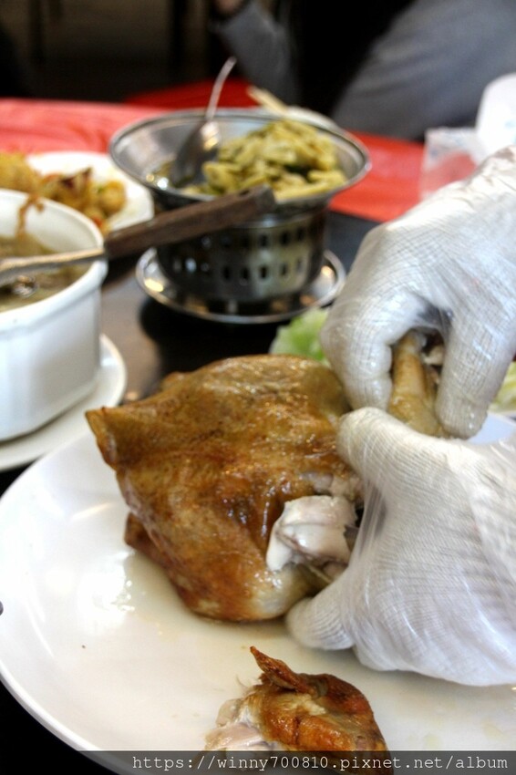 宜蘭縣五結鄉宜蘭/五結「百匯窯烤雞海鮮快炒餐廳」二連霸榮獲十大好食餐廳、評審米其林主廚江振誠、窯烤雞、五更腸旺！