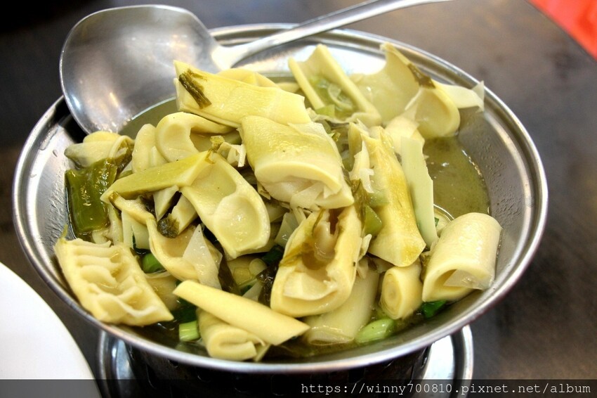 宜蘭縣五結鄉宜蘭/五結「百匯窯烤雞海鮮快炒餐廳」二連霸榮獲十大好食餐廳、評審米其林主廚江振誠、窯烤雞、五更腸旺！