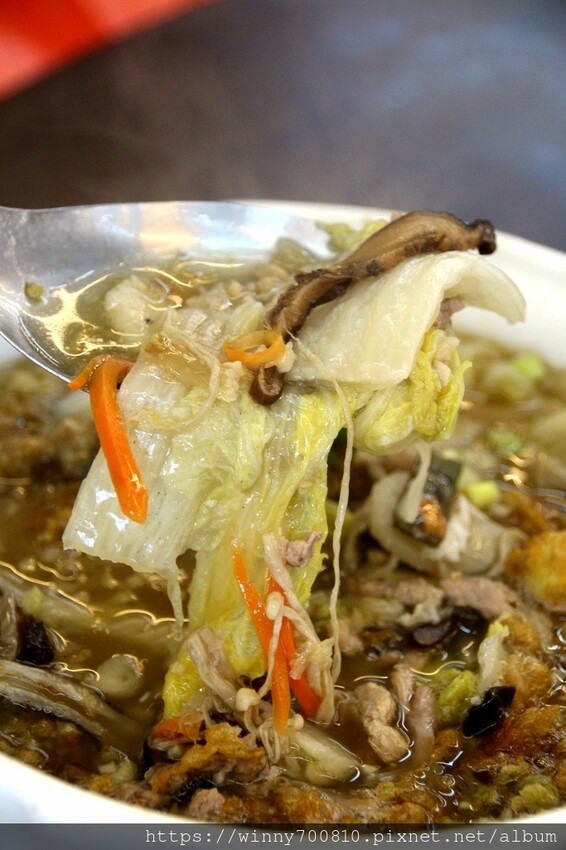 宜蘭縣五結鄉宜蘭/五結「百匯窯烤雞海鮮快炒餐廳」二連霸榮獲十大好食餐廳、評審米其林主廚江振誠、窯烤雞、五更腸旺！