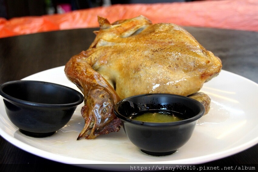 宜蘭縣五結鄉宜蘭/五結「百匯窯烤雞海鮮快炒餐廳」二連霸榮獲十大好食餐廳、評審米其林主廚江振誠、窯烤雞、五更腸旺！