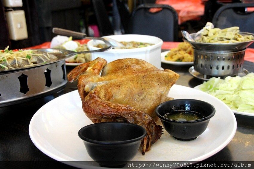 宜蘭縣五結鄉宜蘭/五結「百匯窯烤雞海鮮快炒餐廳」二連霸榮獲十大好食餐廳、評審米其林主廚江振誠、窯烤雞、五更腸旺！