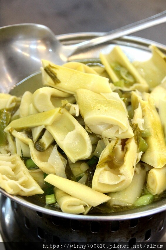 宜蘭縣五結鄉宜蘭/五結「百匯窯烤雞海鮮快炒餐廳」二連霸榮獲十大好食餐廳、評審米其林主廚江振誠、窯烤雞、五更腸旺！