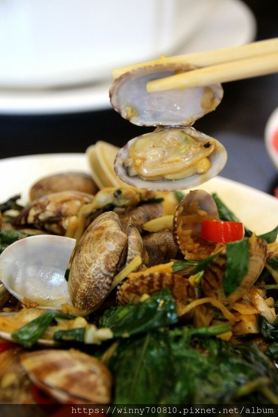 宜蘭縣五結鄉宜蘭/五結「百匯窯烤雞海鮮快炒餐廳」二連霸榮獲十大好食餐廳、評審米其林主廚江振誠、窯烤雞、五更腸旺！