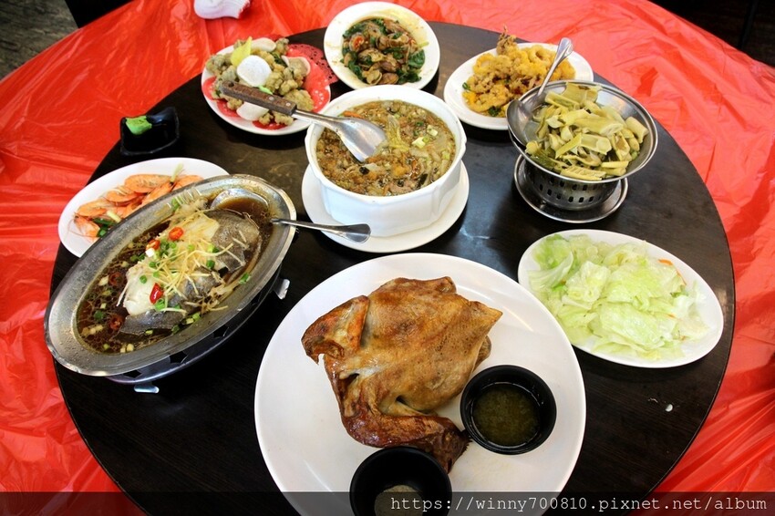 宜蘭縣五結鄉宜蘭/五結「百匯窯烤雞海鮮快炒餐廳」二連霸榮獲十大好食餐廳、評審米其林主廚江振誠、窯烤雞、五更腸旺！