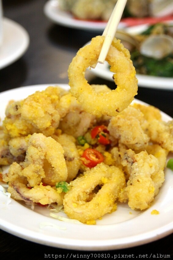 宜蘭縣五結鄉宜蘭/五結「百匯窯烤雞海鮮快炒餐廳」二連霸榮獲十大好食餐廳、評審米其林主廚江振誠、窯烤雞、五更腸旺！