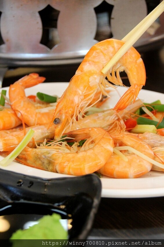 宜蘭縣五結鄉宜蘭/五結「百匯窯烤雞海鮮快炒餐廳」二連霸榮獲十大好食餐廳、評審米其林主廚江振誠、窯烤雞、五更腸旺！