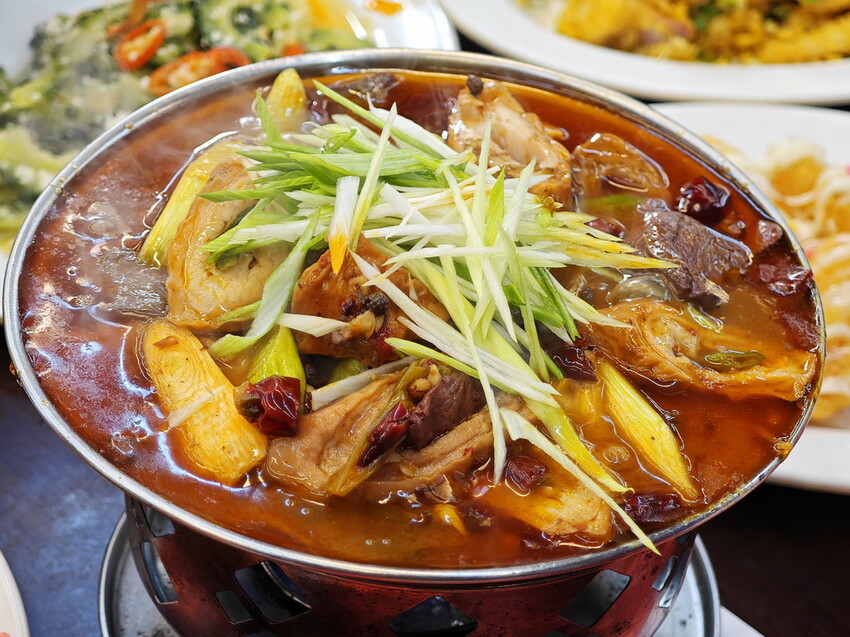 宜蘭縣五結鄉【宜蘭-餐廳推薦-爆汁甕仔雞】百匯窯烤雞餐廳，聖誕大餐、過年圍爐必備，龍眼木窯烤風味甕仔雞 - 老爺爺與小老婆