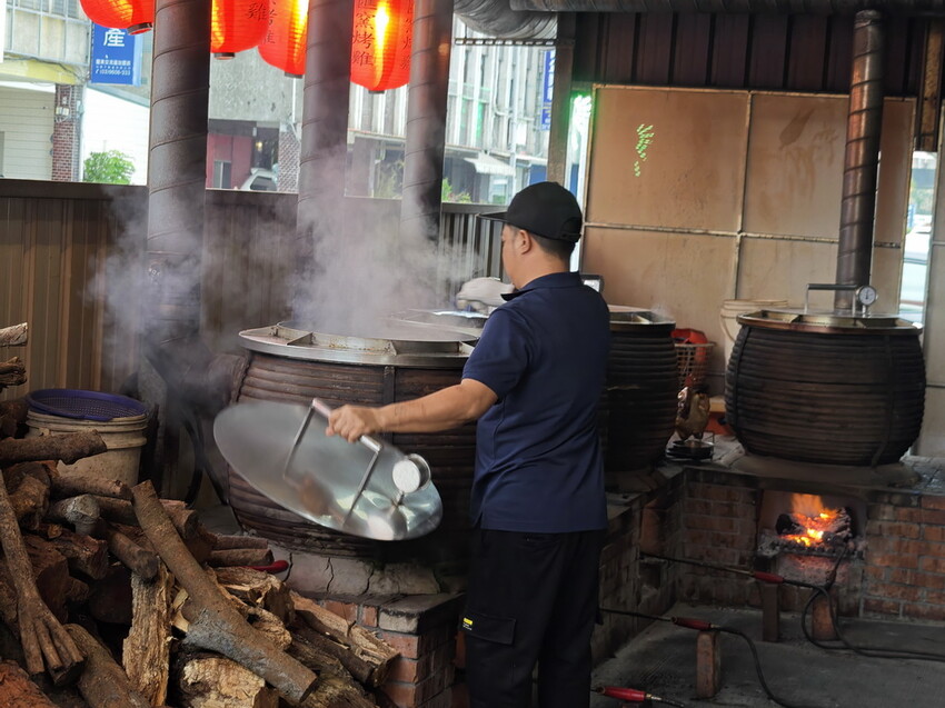 宜蘭縣五結鄉【宜蘭-餐廳推薦-爆汁甕仔雞】百匯窯烤雞餐廳，聖誕大餐、過年圍爐必備，龍眼木窯烤風味甕仔雞 - 老爺爺與小老婆