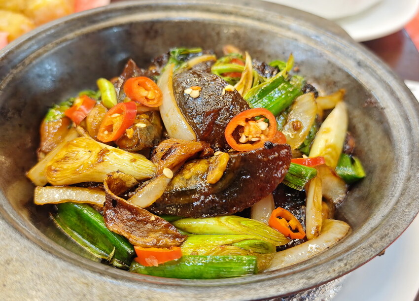 宜蘭縣五結鄉【宜蘭-餐廳推薦-爆汁甕仔雞】百匯窯烤雞餐廳，聖誕大餐、過年圍爐必備，龍眼木窯烤風味甕仔雞 - 老爺爺與小老婆