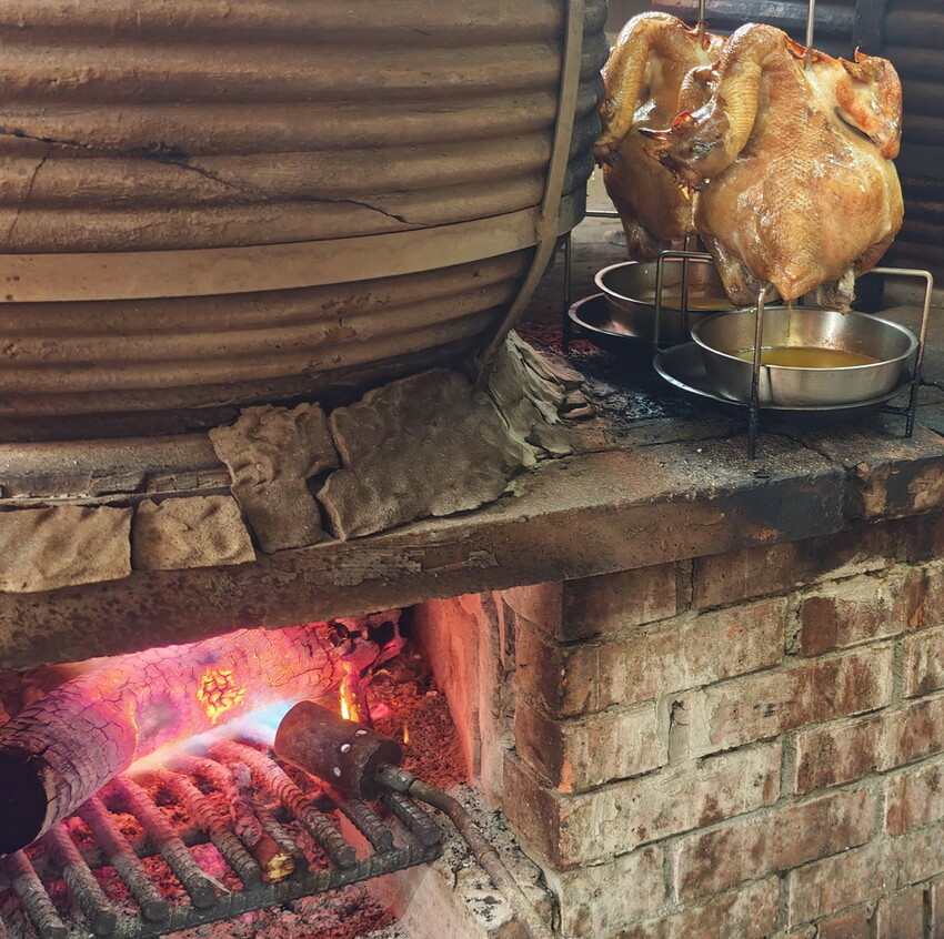 宜蘭縣五結鄉【宜蘭-餐廳推薦-爆汁甕仔雞】百匯窯烤雞餐廳，聖誕大餐、過年圍爐必備，龍眼木窯烤風味甕仔雞 - 老爺爺與小老婆