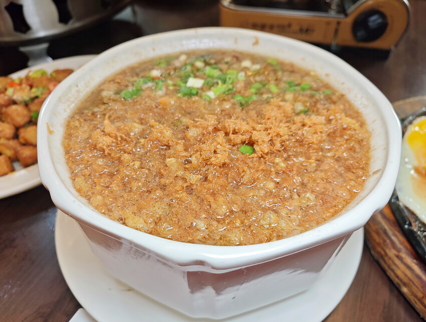 宜蘭縣五結鄉【宜蘭-餐廳推薦-爆汁甕仔雞】百匯窯烤雞餐廳，聖誕大餐、過年圍爐必備，龍眼木窯烤風味甕仔雞 - 老爺爺與小老婆