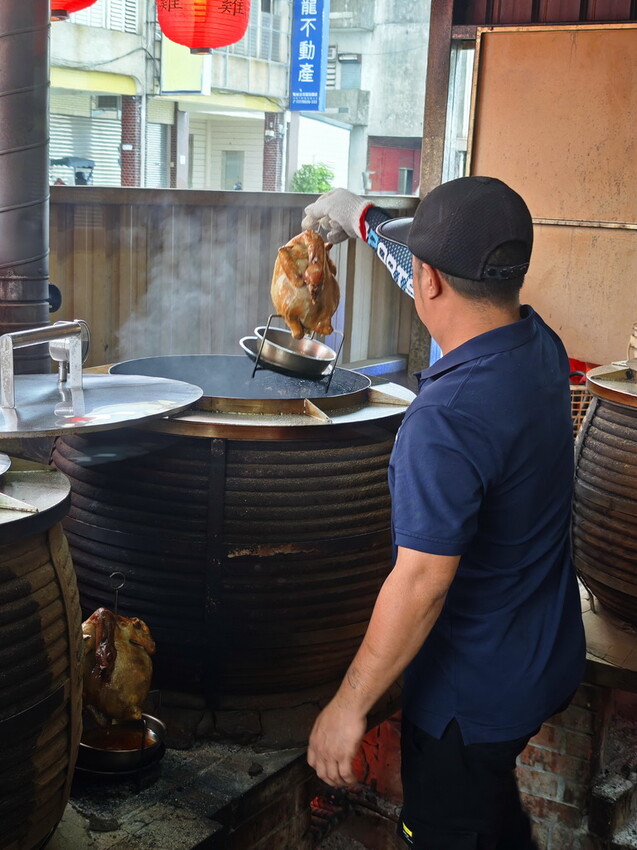 宜蘭縣五結鄉【宜蘭-餐廳推薦-爆汁甕仔雞】百匯窯烤雞餐廳，聖誕大餐、過年圍爐必備，龍眼木窯烤風味甕仔雞 - 老爺爺與小老婆