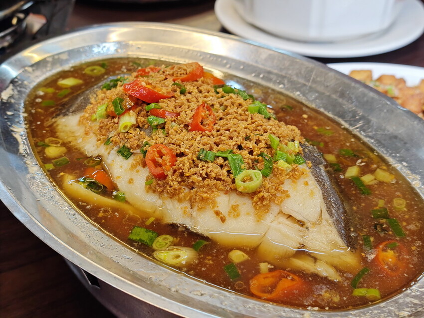 宜蘭縣五結鄉【宜蘭-餐廳推薦-爆汁甕仔雞】百匯窯烤雞餐廳，聖誕大餐、過年圍爐必備，龍眼木窯烤風味甕仔雞 - 老爺爺與小老婆