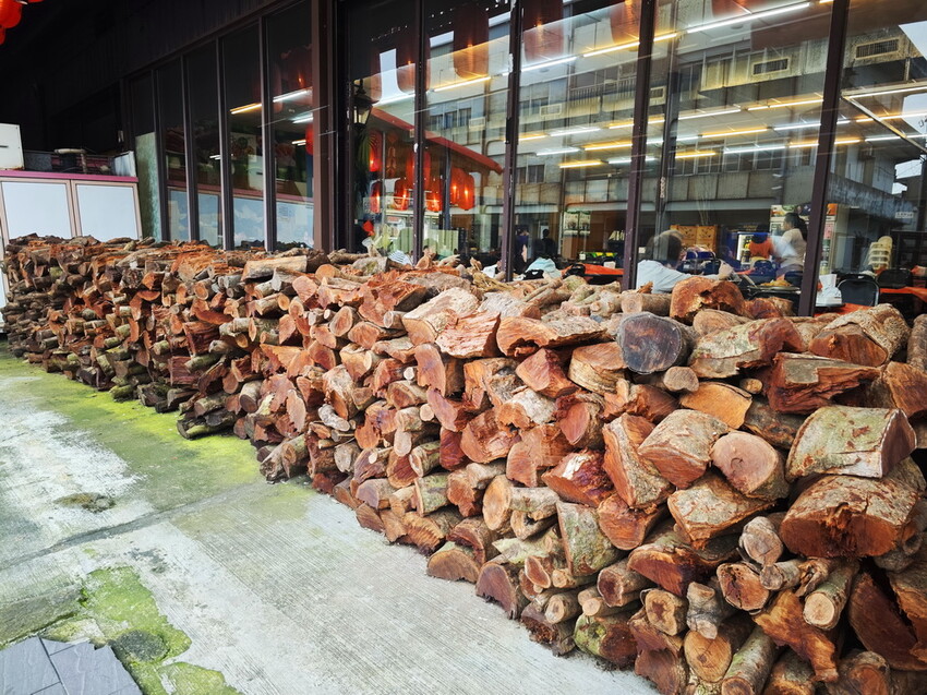 宜蘭縣五結鄉【宜蘭-餐廳推薦-爆汁甕仔雞】百匯窯烤雞餐廳，聖誕大餐、過年圍爐必備，龍眼木窯烤風味甕仔雞 - 老爺爺與小老婆