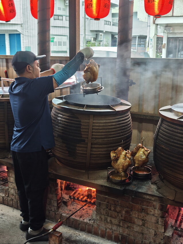 宜蘭縣五結鄉【宜蘭-餐廳推薦-爆汁甕仔雞】百匯窯烤雞餐廳，聖誕大餐、過年圍爐必備，龍眼木窯烤風味甕仔雞 - 老爺爺與小老婆