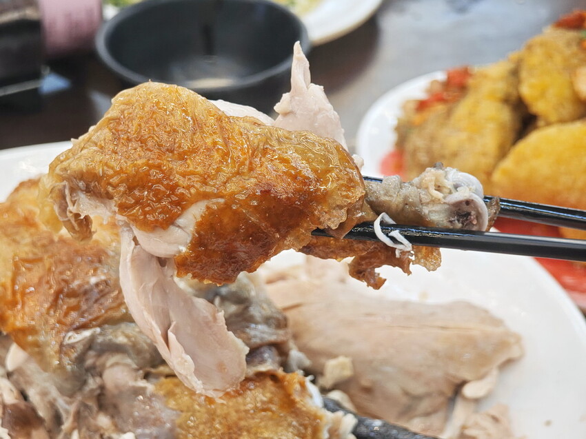 宜蘭縣五結鄉【宜蘭-餐廳推薦-爆汁甕仔雞】百匯窯烤雞餐廳，聖誕大餐、過年圍爐必備，龍眼木窯烤風味甕仔雞 - 老爺爺與小老婆